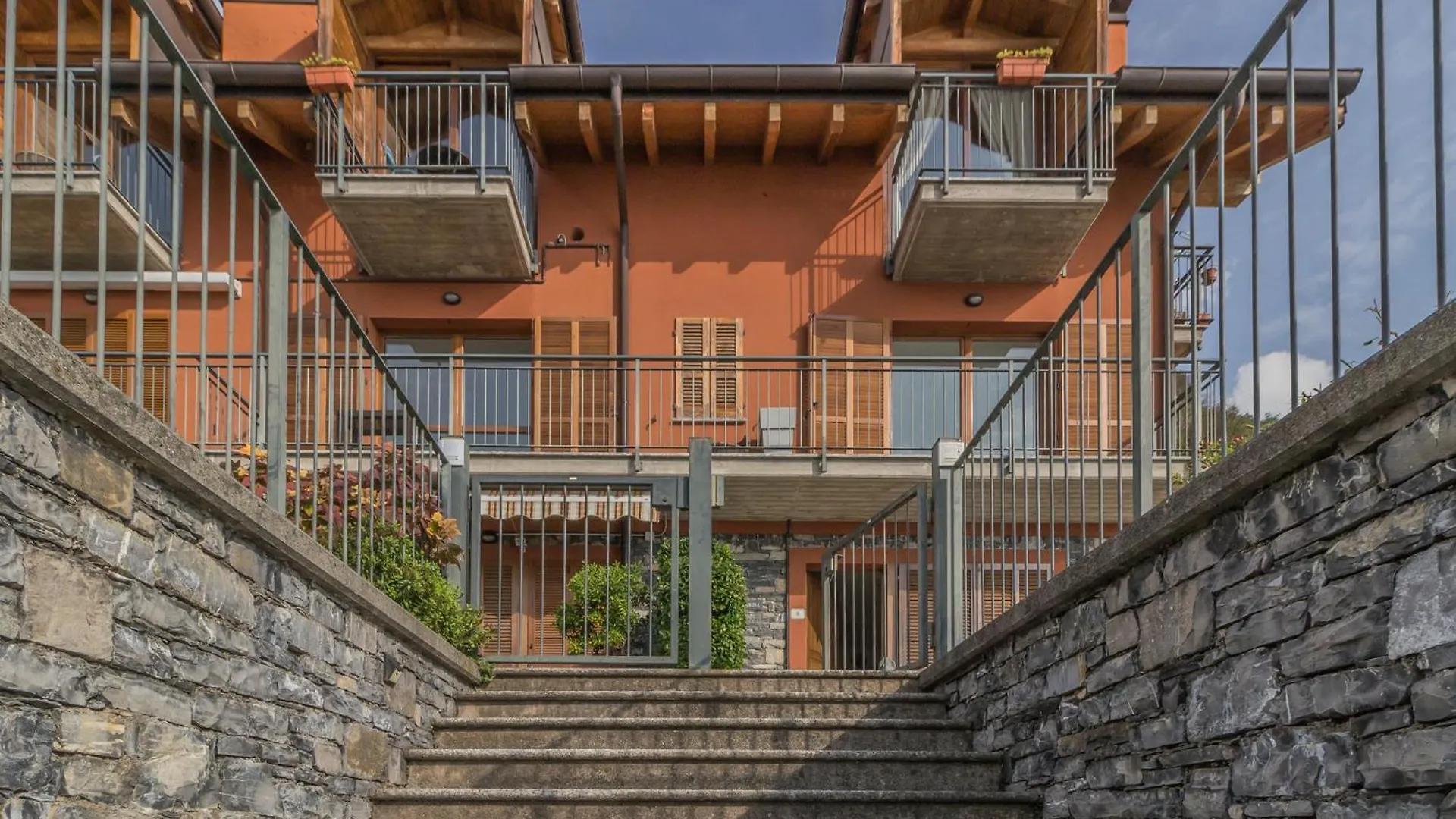Golden View Apartment Перледо