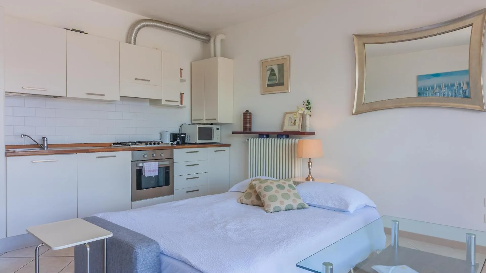 Golden View Apartment Perledo 0*,
